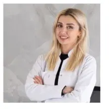 Dt. Ebru Nayan — Diş hekimi. Portre fotoğrafı.