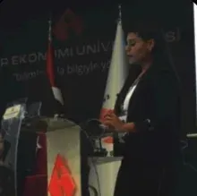 Psk. Fatma Öykü Gonca — Psikoloji, İzmir. Portre fotoğrafı.