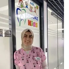 Uzm. Dt. Gülistan Eşiyok. Portre fotoğrafı.