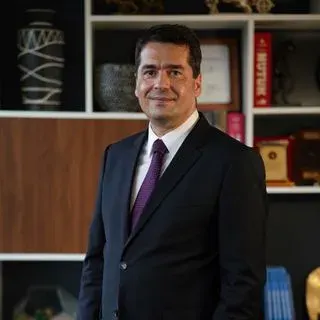Prof. Dr. Yiğit Tiftikcioğlu — Plastik Rekonstrüktif Ve Estetik Cerrahi, İzmir. Portre fotoğrafı.