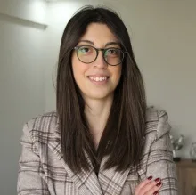 Psk. Merve Ay Akgün — Psikoloji, Manisa. Portre fotoğrafı.