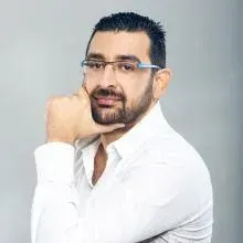Op. Dr. Cem Payaslı — Plastik Rekonstrüktif Ve Estetik Cerrahi, İstanbul. Portre fotoğrafı.