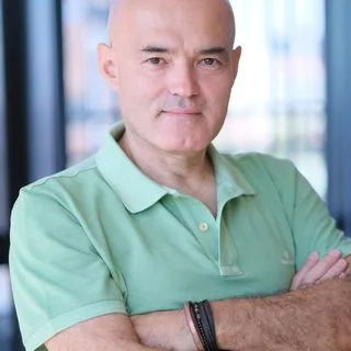 Dr. Sezgin Firidin — Sertifikalı Medikal Estetik, İstanbul. Portre fotoğrafı.