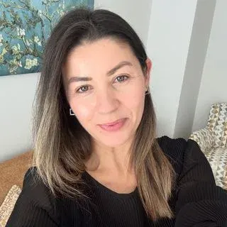 Kl. Psk. Esra Pektaş Kıldiş — Psikoloji, İzmir. Portre fotoğrafı.