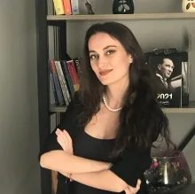 Psk. Melisa Ceren Çimili — Psikoloji, İzmir. Portre fotoğrafı.