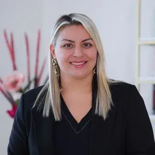 Kl. Psk. Ebru Özkurt Topçu — Adana. Portre fotoğrafı.