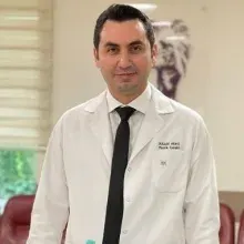 Op. Dr. Kadri Akıncı — Plastik Rekonstrüktif Ve Estetik Cerrahi, İstanbul. Portre fotoğrafı.