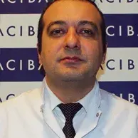 Doç. Dr. Hakan Hasdemir — Kardiyoloji, Küçükçekmece, İstanbul. Portre fotoğrafı.