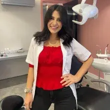 Dt. Bedia Esra Işık — Diş Hekimi, Adana. Portre fotoğrafı.