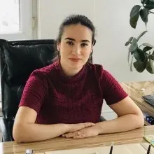Uzm. Dr. Pelin Çon Bayhan — Çocuk ve Ergen Psikiyatrisi, Samsun. Portre fotoğrafı.