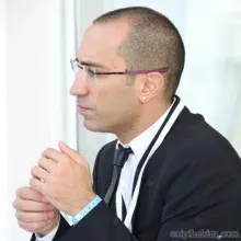 Op. Dr. Hakan Gence — Plastik Rekonstrüktif Ve Estetik Cerrahi, İstanbul. Portre fotoğrafı.