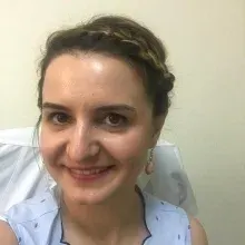 Uzm. Dr. Deniz Kamacı Şener — Nöroloji, Yıldırım, Bursa. Portre fotoğrafı.