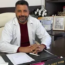 Uzm. Dr. Cahit Tuver — Kadın Hastalıkları Ve Doğum, Antalya. Portre fotoğrafı.