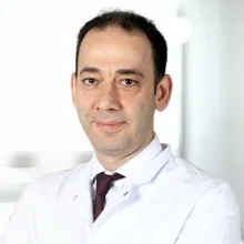 Uzm. Dr. Mesut Bayraktaroğlu — Göğüs Hastalıkları, Bahçelievler, İstanbul. Portre fotoğrafı.