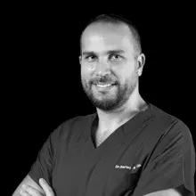 Dr. Dt. Sertaç Aktop — Ağız Diş Ve Çene Cerrahisi. Portre fotoğrafı.