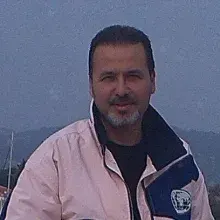 Dt. Hamdi Ballar — Diş Hekimi, İzmir. Portre fotoğrafı.
