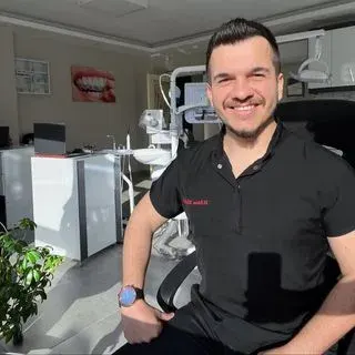 Dt. Batuhan Küçükoğlu — Diş Hekimi, Mersin. Portre fotoğrafı.