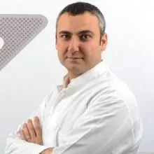 Dt. Semih Demircan — Diş Hekimi, İstanbul. Portre fotoğrafı.