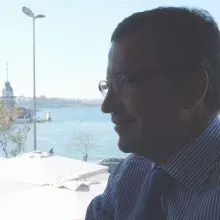 Prof. Dr. Taner Özgürtaş — Tıbbi Biyokimya. Portre fotoğrafı.