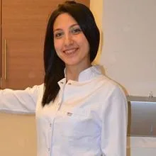 Dt. Esra Demir Koray — Diş Hekimi, İzmit, Kocaeli. Portre fotoğrafı.