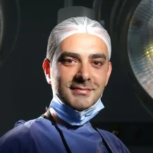 Op. Dr. Sina Kaderi — Plastik Rekonstrüktif Ve Estetik Cerrahi, İstanbul. Portre fotoğrafı.