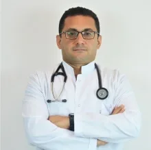Doç. Dr. Emin Alioğlu — Kardiyoloji, İzmir. Portre fotoğrafı.