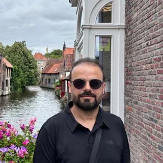 Doç. Dr. Akif Ayaz — Tıbbi Genetik, İstanbul. Portre fotoğrafı.