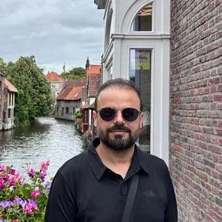 Doç. Dr. Akif Ayaz — Tıbbi Genetik, İstanbul. Portre fotoğrafı.