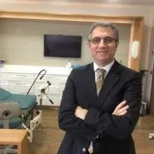Prof. Dr. Özay Oral — İstanbul. Portre fotoğrafı.