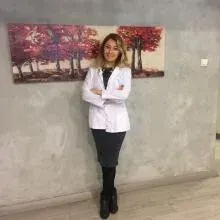 Uzm. Dyt. Özge Pınar Hıdımoğlu — Diyetisyen, İstanbul. Portre fotoğrafı.
