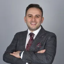 Dt. Murat İnce — Diş Hekimi, İstanbul. Portre fotoğrafı.