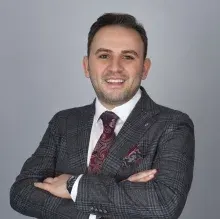 Dt. Murat İnce — Diş Hekimi, İstanbul. Portre fotoğrafı.