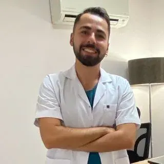 Uzm. Dyt. Cenk Yiğit Güneş — Diyetisyen, Antalya. Portre fotoğrafı.