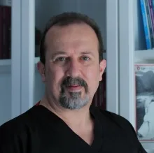 Uzm. Dr. Gökhan Asal — Göğüs Hastalıkları, Antalya. Portre fotoğrafı.