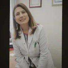 Doç. Dr. Tennure Yazanel — İzmir. Portre fotoğrafı.