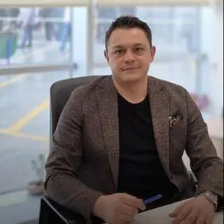 Op. Dr. Çağrı Berk Arıkan — Plastik Rekonstrüktif Ve Estetik Cerrahi, Antalya. Portre fotoğrafı.