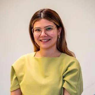 Dt. Melek Merve Nurlu — Diş Hekimi, Muratpaşa, Antalya. Portre fotoğrafı.