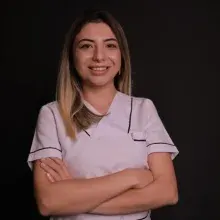 Dt. Özge Tunçer — Diş Hekimi, Muğla. Portre fotoğrafı.