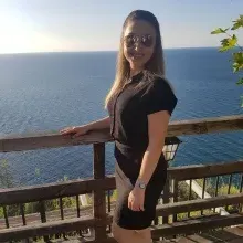 Dyt. İrem İşeri Sivrikaya — Diyetisyen. Portre fotoğrafı.