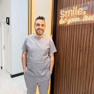 Dt. Uğur Alkan — Diş Hekimi, Bursa. Portre fotoğrafı.