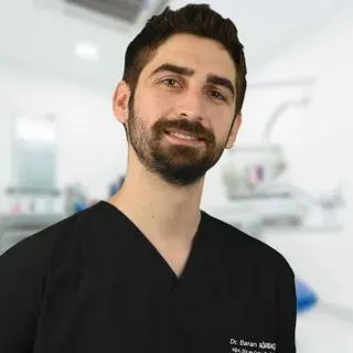 Dr. Dt. Baran Ağırbaş — İzmir. Portre fotoğrafı.