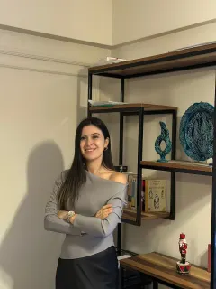 Psk. Özge Özkalay profilinde yer alan galeri fotoğrafı.