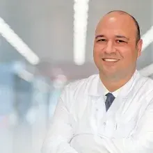 Doç. Dr. Uğur Göçen — Kalp Ve Damar Cerrahisi, Seyhan, Adana. Portre fotoğrafı.