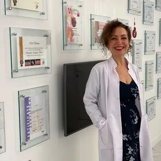 Dt. Elif Sınmaz — Diş Hekimi, Bursa. Portre fotoğrafı.
