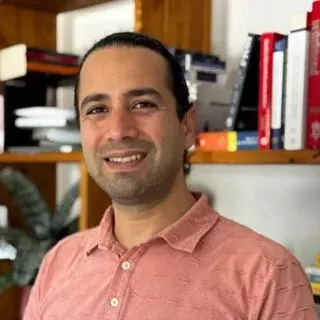 Uzm. Dr. Orhun Ercan — Psikiyatri, İzmir. Portre fotoğrafı.