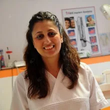 Dt. Sanem Hocaoğlu — Diş Hekimi, Bursa. Portre fotoğrafı.
