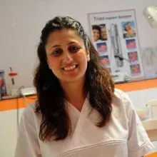 Dt. Sanem Hocaoğlu — Diş Hekimi, Bursa. Portre fotoğrafı.