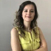 Uzm. Dyt. Burcu Şentürk — Diyetisyen. Portre fotoğrafı.