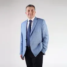 Op. Dr. Vedat Menderes — Plastik Rekonstrüktif Ve Estetik Cerrahi, Bursa. Portre fotoğrafı.