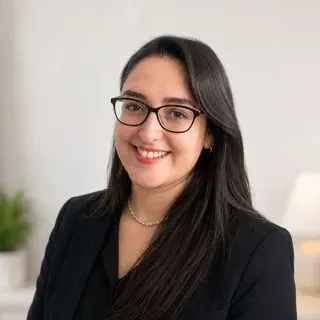 Psk. Sinem Esra Döngül — Psikoloji, Çankaya, Ankara. Portre fotoğrafı.